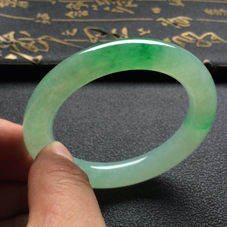 （超值推荐）糯冰种飘翠圆条手镯（55.5mm）