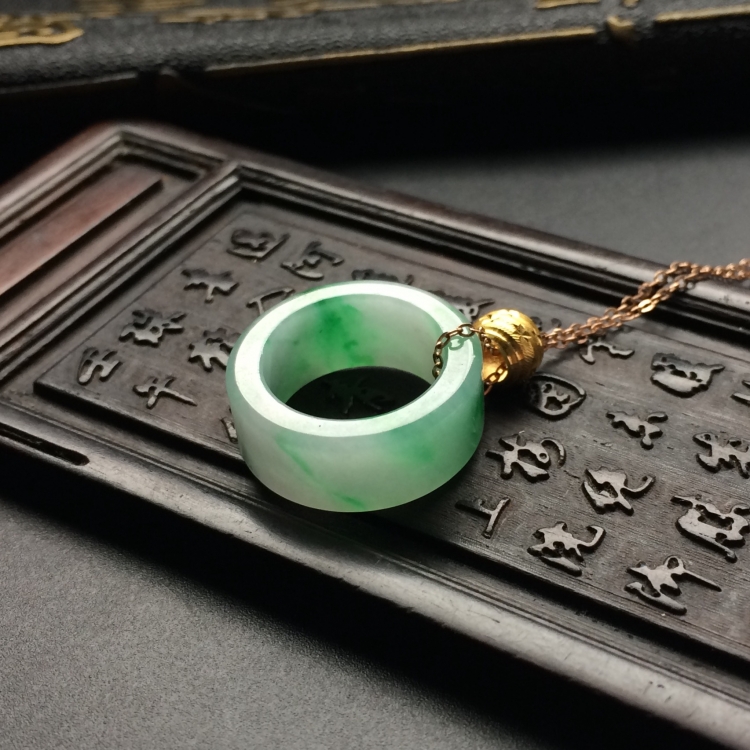 （超值推荐）糯冰种飘翠平安环挂件（金链金珠）