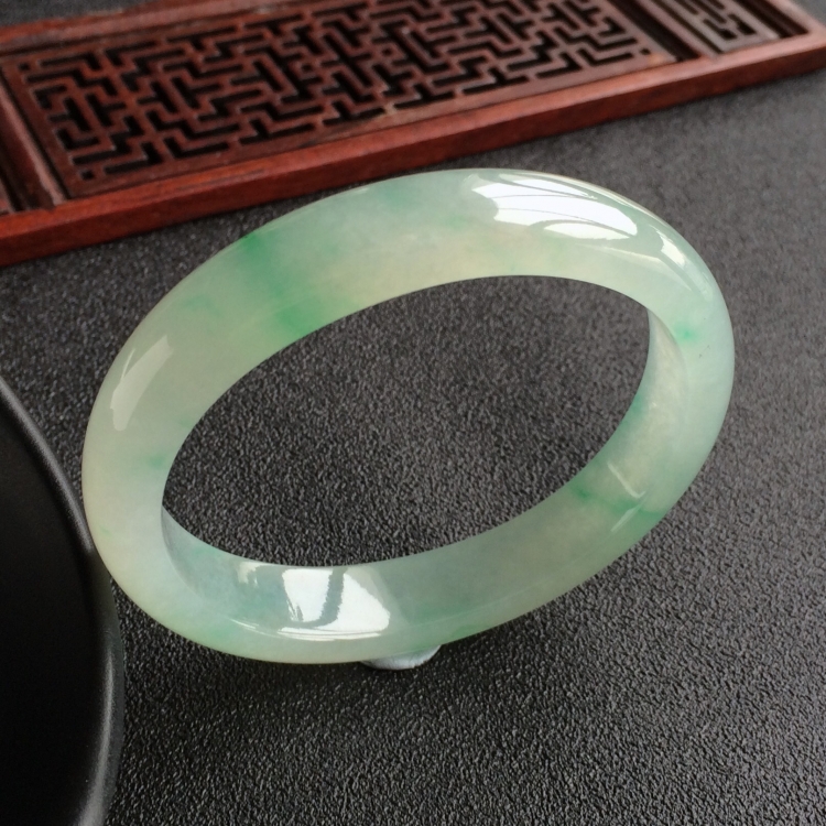 (超值推荐)冰种飘翠贵妃镯(56mm-49.5mm)