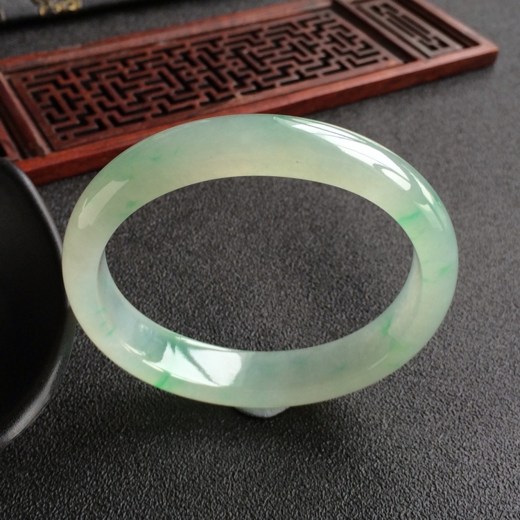 (超值推荐)冰种飘翠贵妃镯(56mm-49.5mm)
