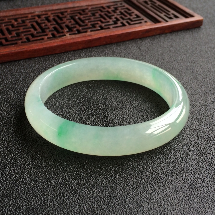 (超值推荐)冰种飘翠贵妃镯(56mm-49.5mm)