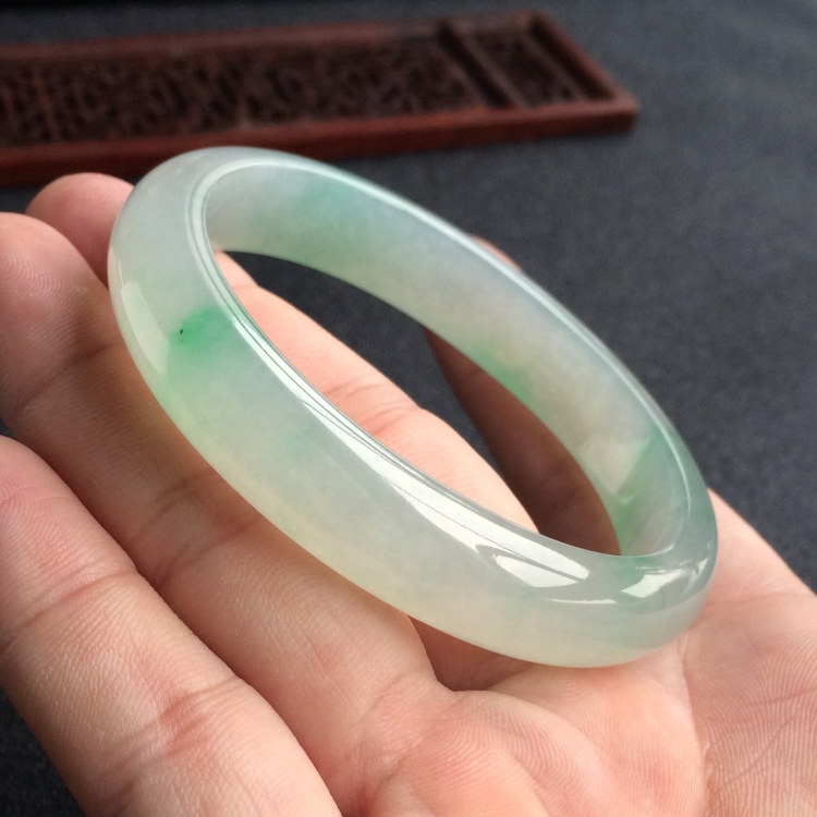 (超值推荐)冰种飘翠贵妃镯(56mm-49.5mm)
