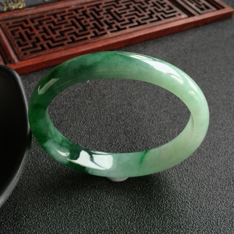 (超值推荐)糯冰种飘绿花贵妃镯(54.7mm-47.7mm)
