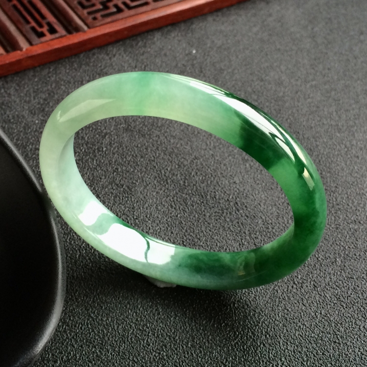 (超值推荐)糯冰种飘绿花贵妃镯(54.7mm-47.7mm)