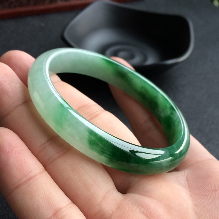 (超值推荐)糯冰种飘绿花贵妃镯(54.7mm-47.7mm)
