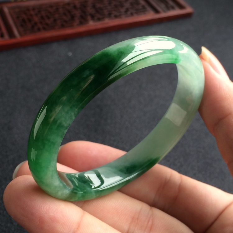 (超值推荐)糯冰种飘绿花贵妃镯(54.7mm-47.7mm)