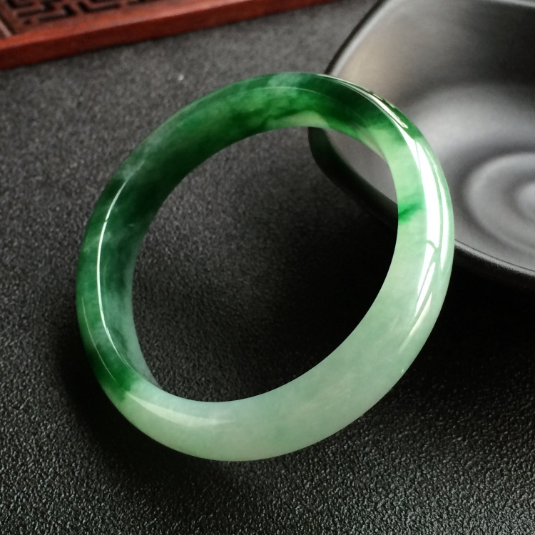 (超值推荐)糯冰种飘绿花贵妃镯(54.7mm-47.7mm)