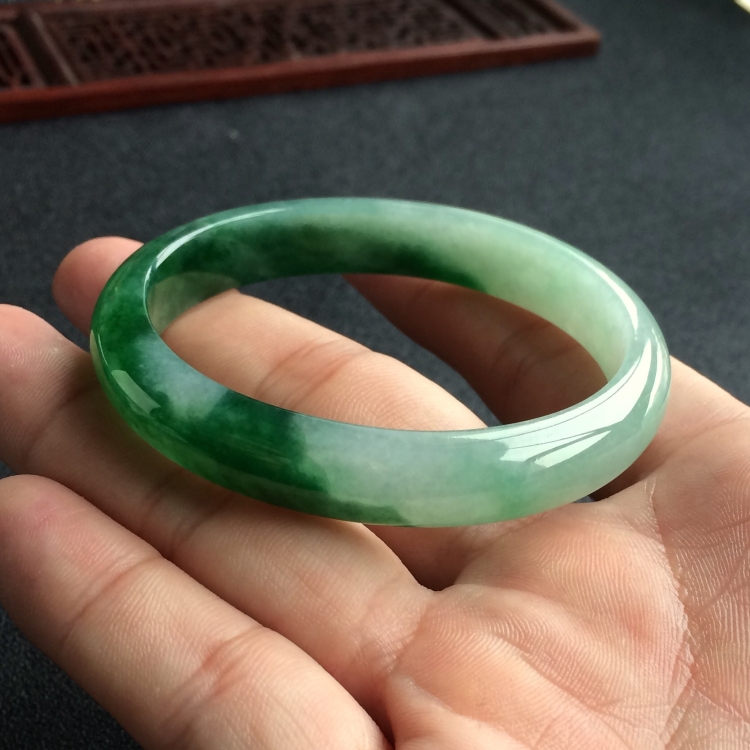 (超值推荐)糯冰种飘绿花贵妃镯(54.7mm-47.7mm)