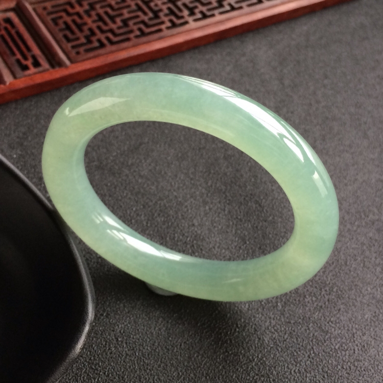 (超值推荐)糯冰种晴水圆条手镯(56.6mm)