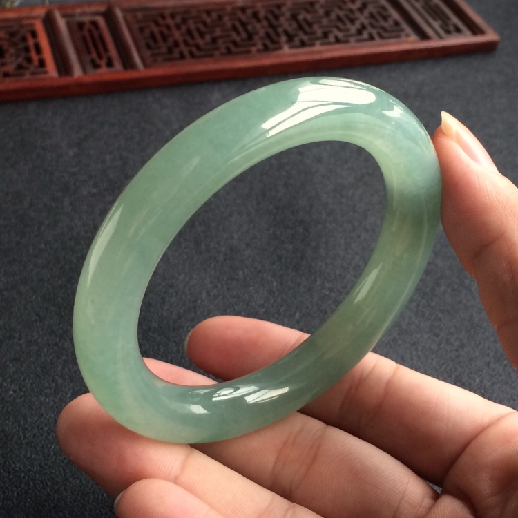 (超值推荐)糯冰种晴水圆条手镯(56.6mm)
