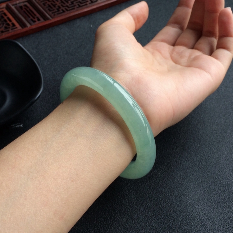 (超值推荐)糯冰种晴水圆条手镯(56.6mm)