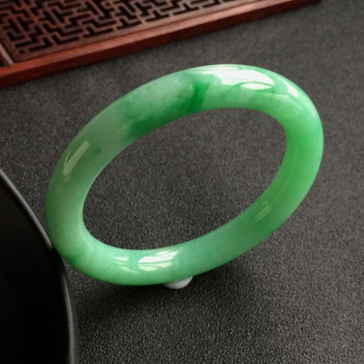 (超值推荐)糯冰种飘翠圆条手镯(54.6mm)