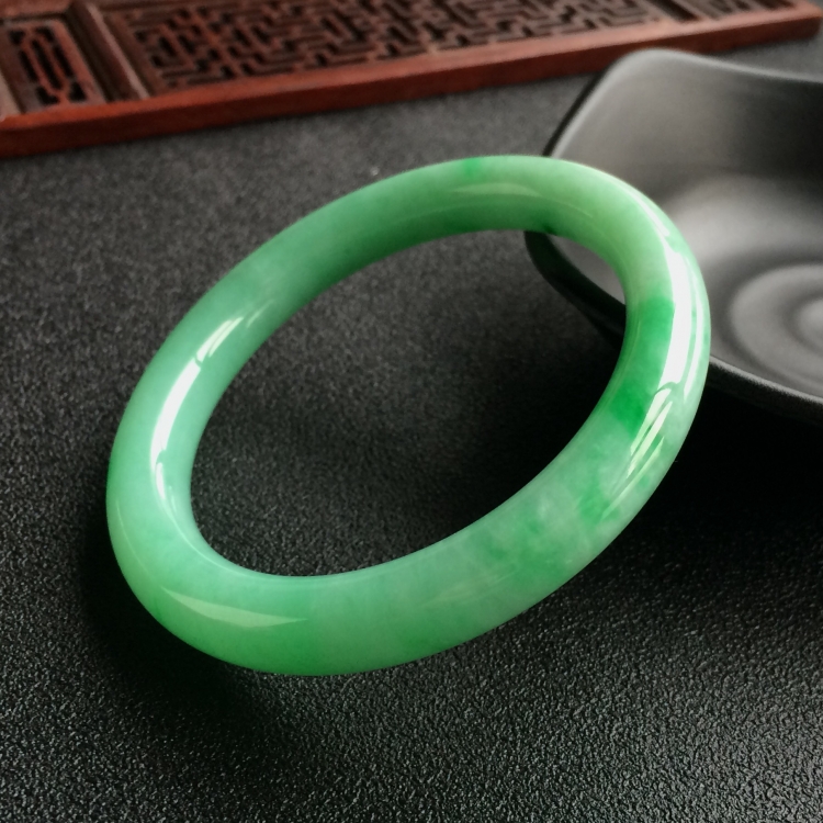 (超值推荐)糯冰种飘翠圆条手镯(54.6mm)