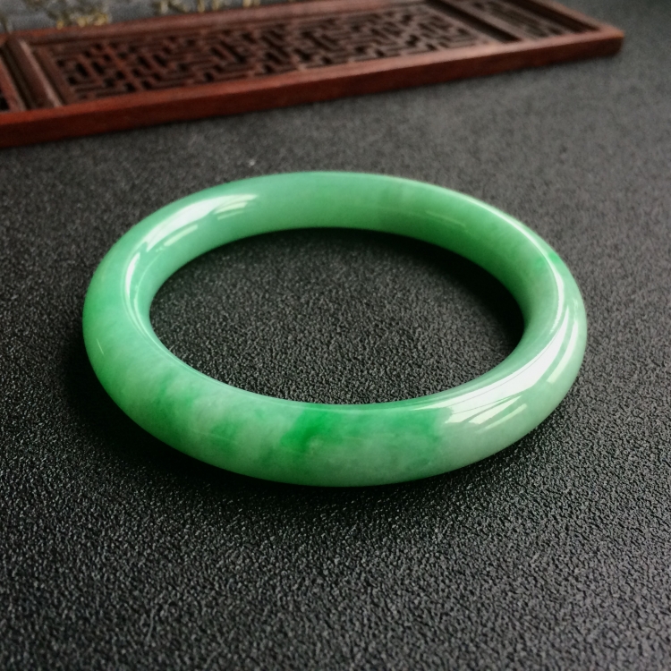 (超值推荐)糯冰种飘翠圆条手镯(54.6mm)