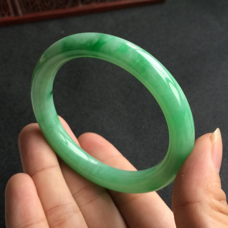 (超值推荐)糯冰种飘翠圆条手镯(54.6mm)