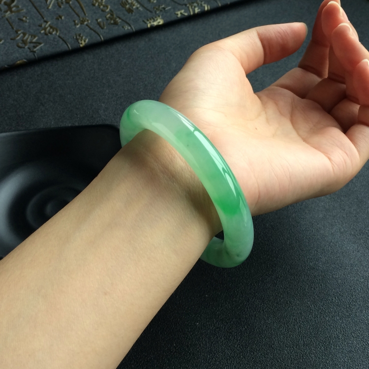 (超值推荐)糯冰种飘翠圆条手镯(56.4mm)