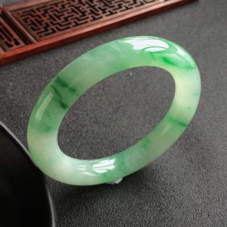 (超值推荐)糯冰种飘翠圆条手镯(56.4mm)