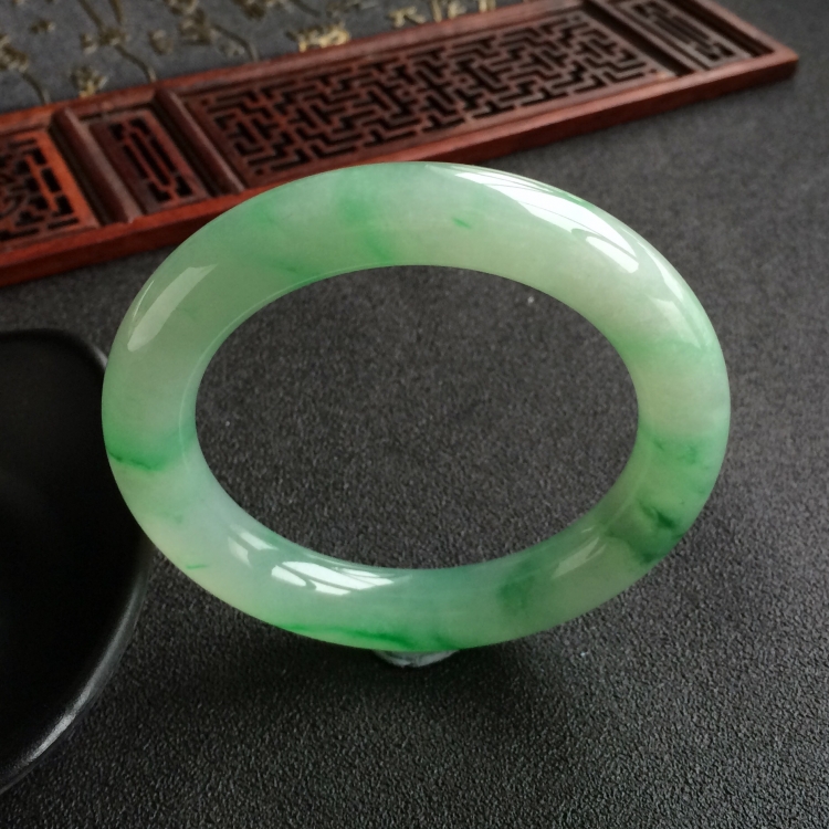 (超值推荐)糯冰种飘翠圆条手镯(56.4mm)