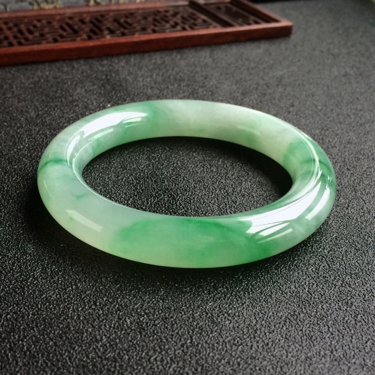 (超值推荐)糯冰种飘翠圆条手镯(56.4mm)