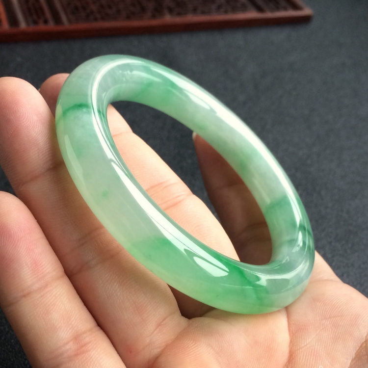 (超值推荐)糯冰种飘翠圆条手镯(56.4mm)