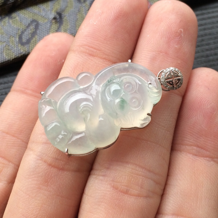 (超值推荐)冰种淡晴水略飘花镶白金钻石灵猴胸坠