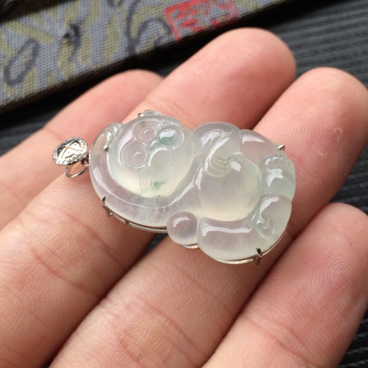 (超值推荐)冰种淡晴水略飘花镶白金钻石灵猴胸坠