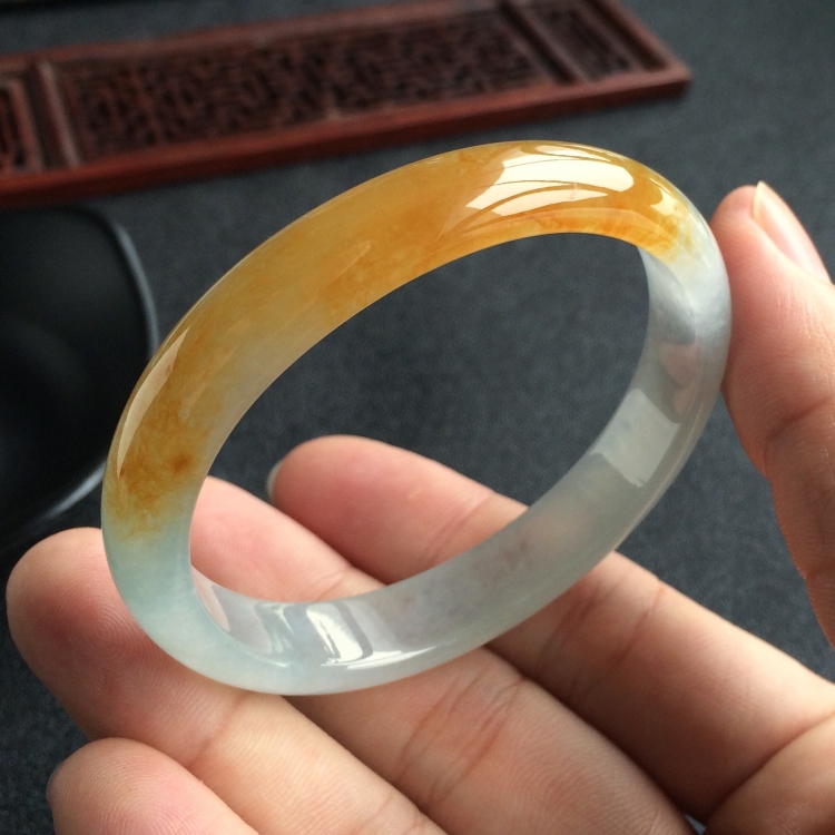 (超值推荐)冰种黄翡贵妃镯(52.9mm-46.8mm)