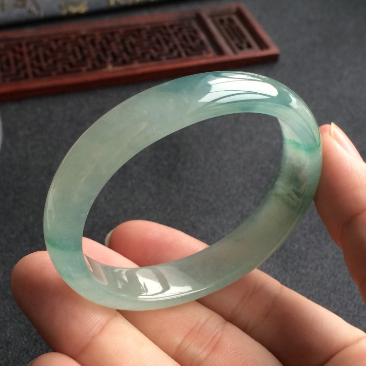 (超值推荐)冰种飘花贵妃镯(55.1mm-46.7mm)