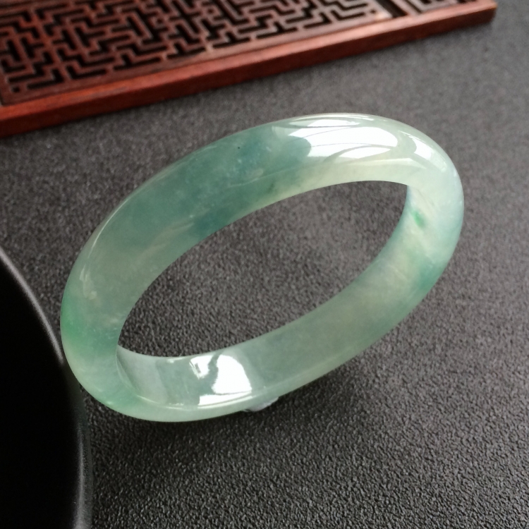 (超值推荐)冰种飘花贵妃镯(55.1mm-46.7mm)