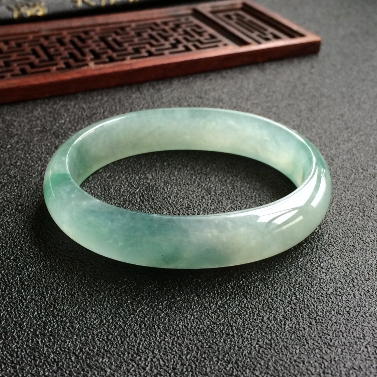 (超值推荐)冰种飘花贵妃镯(55.1mm-46.7mm)