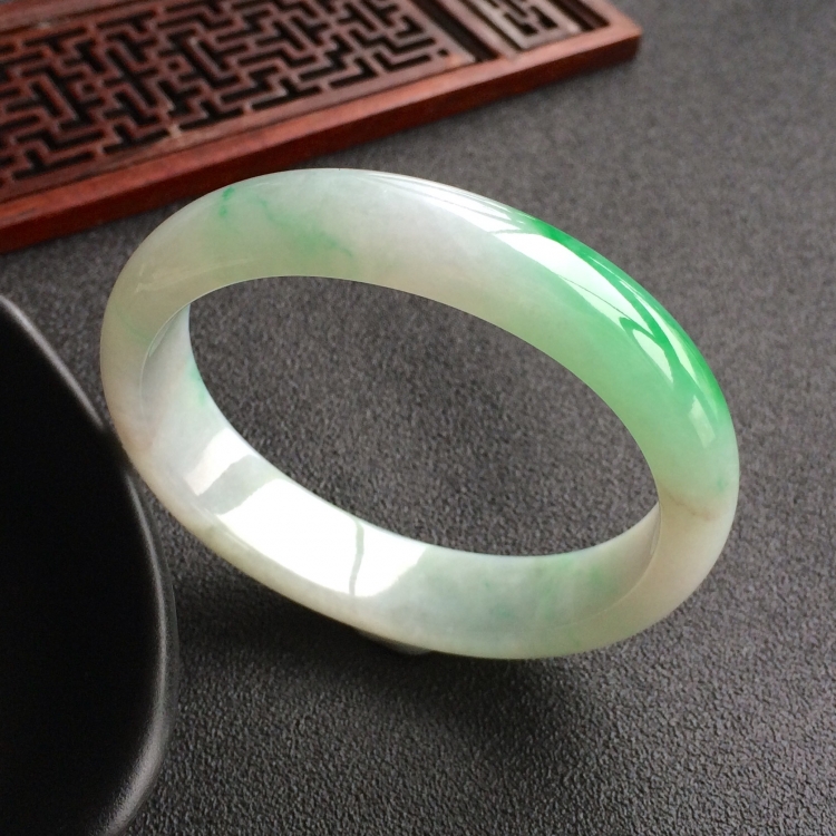 (超值推荐)糯冰种飘翠贵妃镯(56.5mm-47.6mm)
