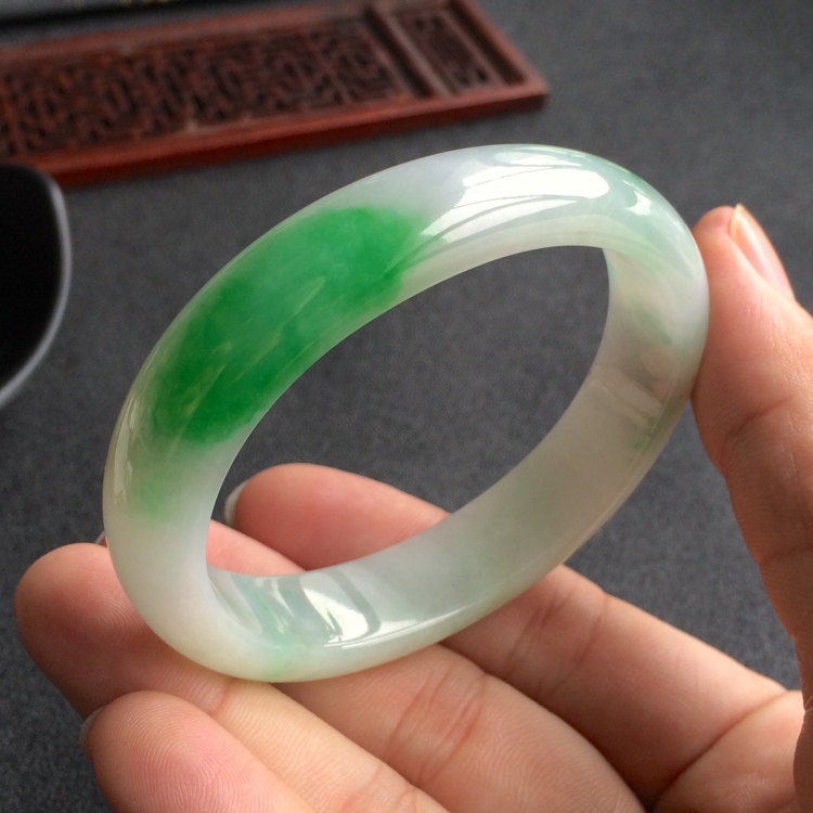 (超值推荐)糯冰种飘翠贵妃镯(56.5mm-47.6mm)