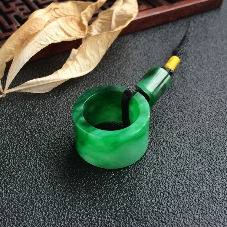 (超值推荐)糯冰种浓绿路路通挂件