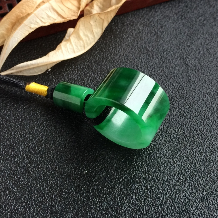 (超值推荐)糯冰种浓绿路路通挂件