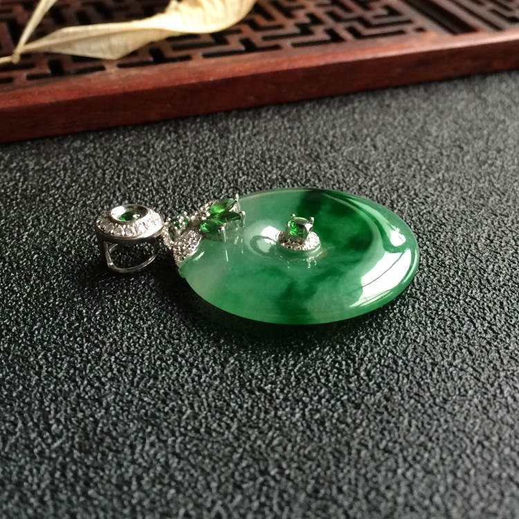 (超值推荐)冰种飘绿花镶白金钻石平安扣胸坠