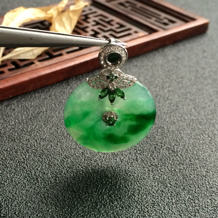 (超值推荐)冰种飘绿花镶白金钻石平安扣胸坠