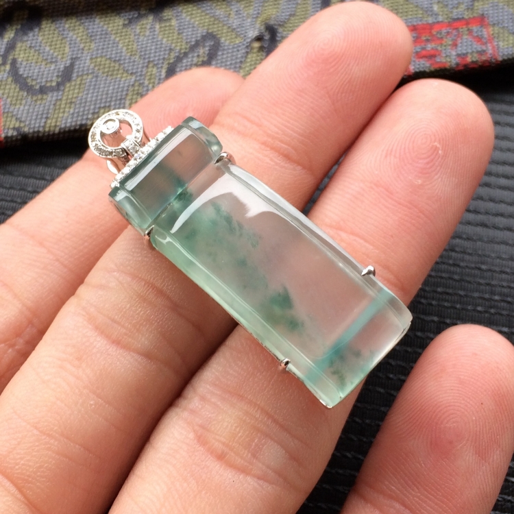 (超值推荐)冰玻种飘花镶白金钻石卷轴胸坠