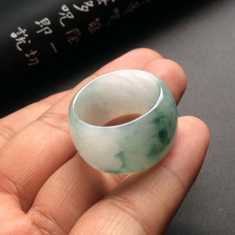 （超值推荐）糯冰种飘花扳指