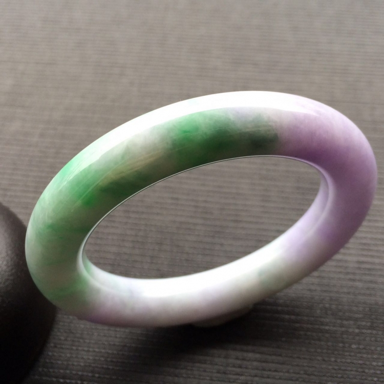 (超值推荐)糯冰种春带彩圆条手镯(55.2mm)
