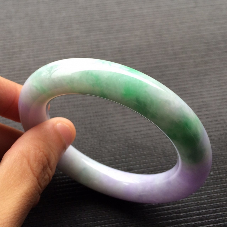 (超值推荐)糯冰种春带彩圆条手镯(55.2mm)