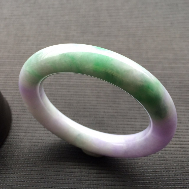 (超值推荐)糯冰种春带彩圆条手镯(55.2mm)