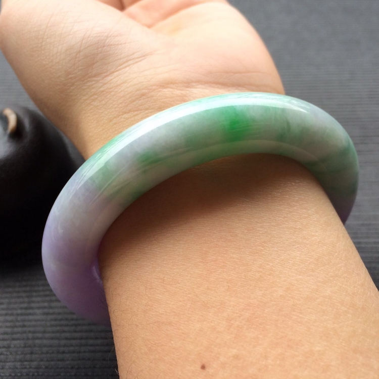 (超值推荐)糯冰种春带彩圆条手镯(55.2mm)