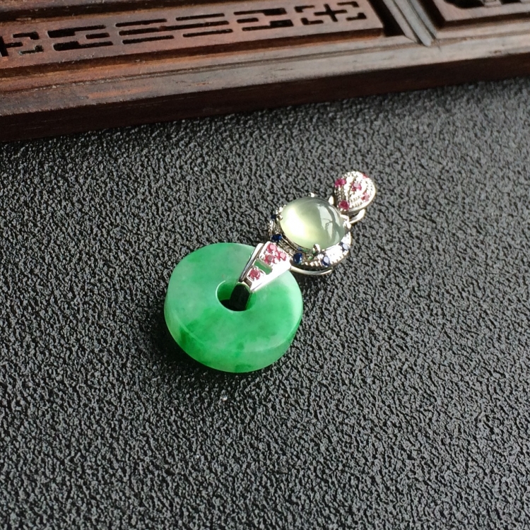 (超值推荐)糯冰种飘翠镶白金平安扣胸坠