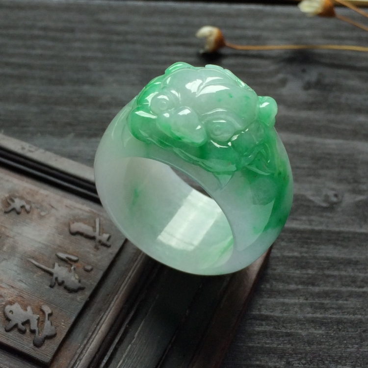 （超值推荐）糯冰种飘翠龙头扳指