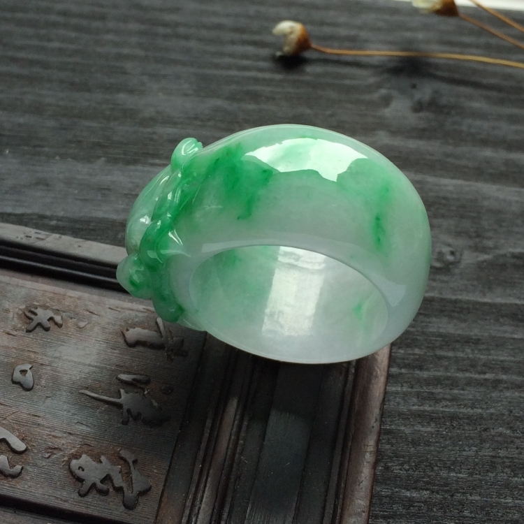 （超值推荐）糯冰种飘翠龙头扳指