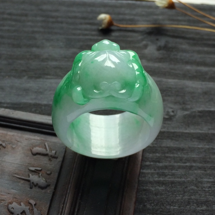 （超值推荐）糯冰种飘翠龙头扳指