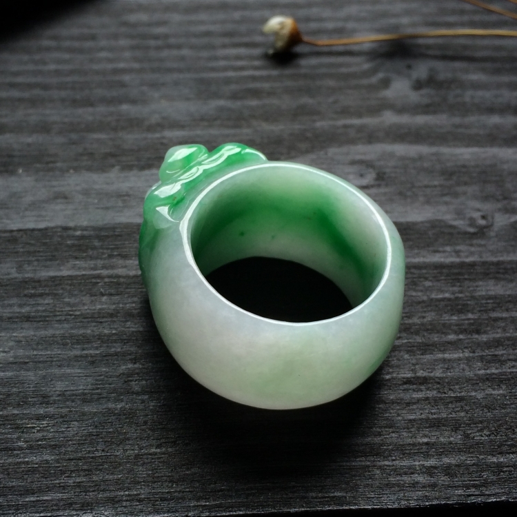 （超值推荐）糯冰种飘翠龙头扳指