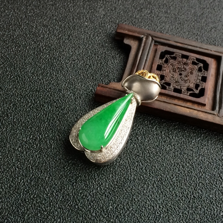 (超值推荐)糯冰种翠色镶彩金钻石水滴胸坠