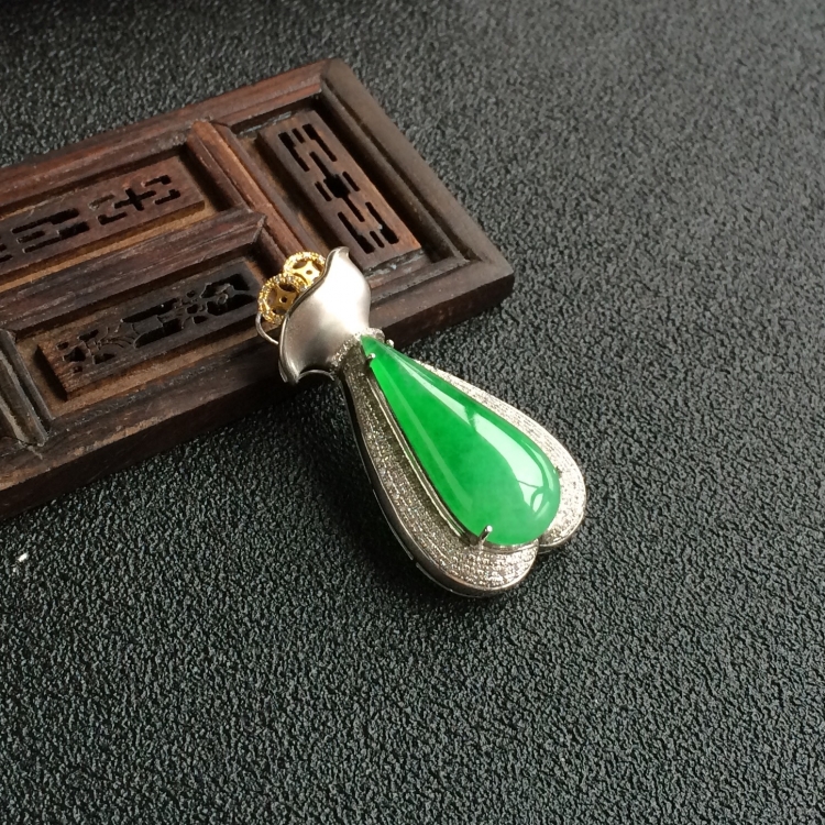 (超值推荐)糯冰种翠色镶彩金钻石水滴胸坠
