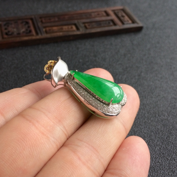 (超值推荐)糯冰种翠色镶彩金钻石水滴胸坠